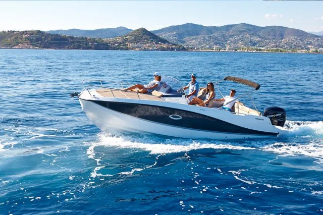 Quicksilver 755 Sundeck