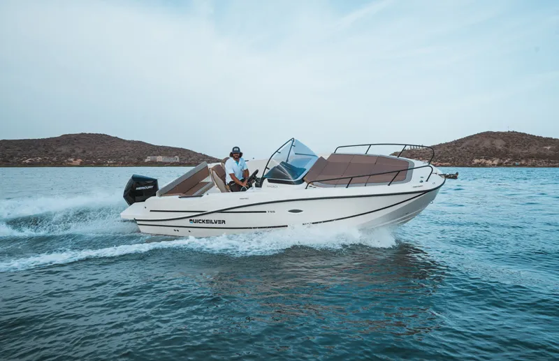 Quicksilver Activ 755 Sundeck