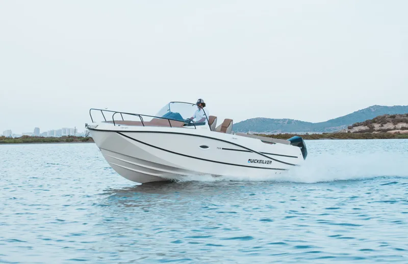 Quicksilver Activ 755 Sundeck