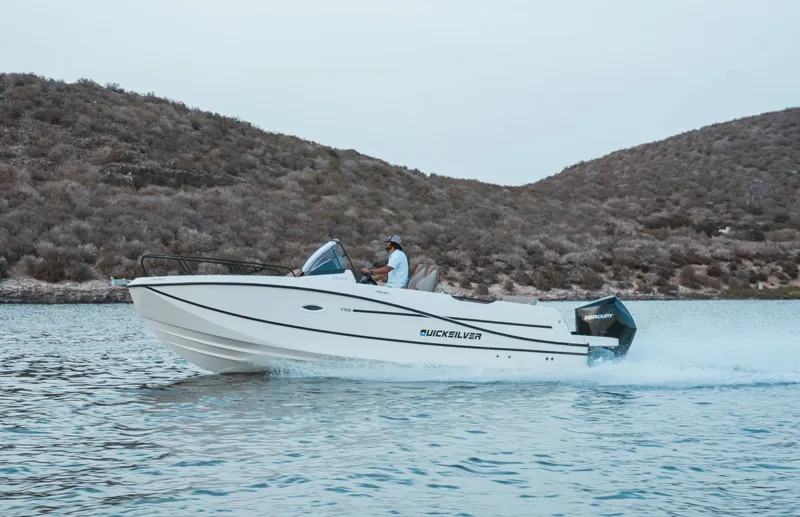 Quicksilver Activ 755 Sundeck