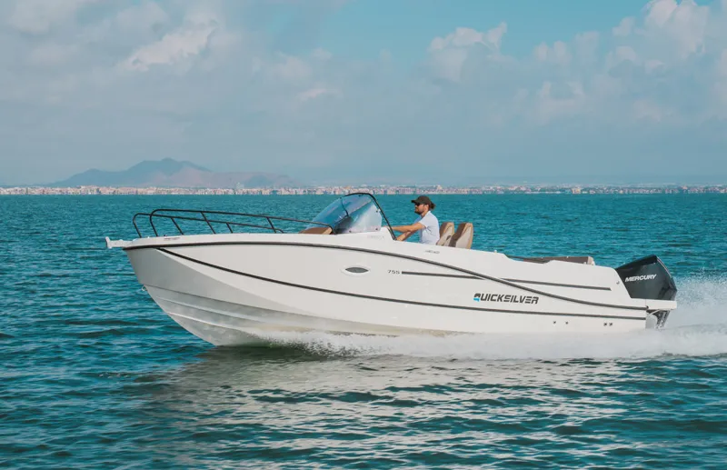 Quicksilver Activ 755 Sundeck