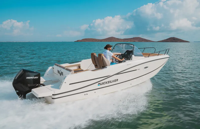 Quicksilver Activ 755 Sundeck