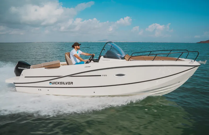 Quicksilver Activ 755 Sundeck