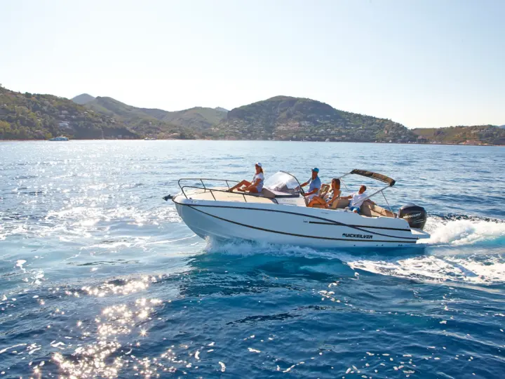 Quicksilver Activ 755 Sundeck