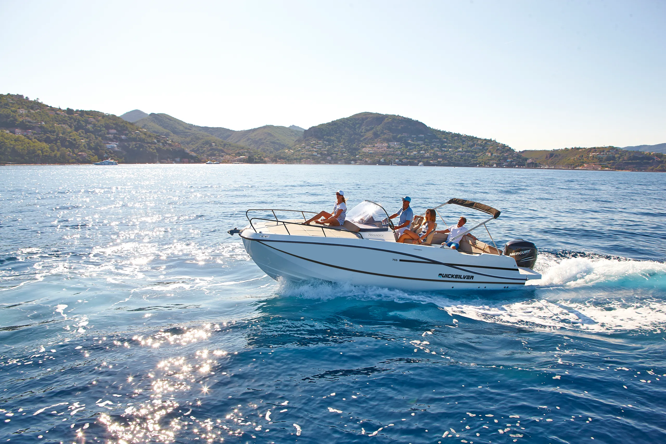 Quicksilver Activ 755 Sundeck