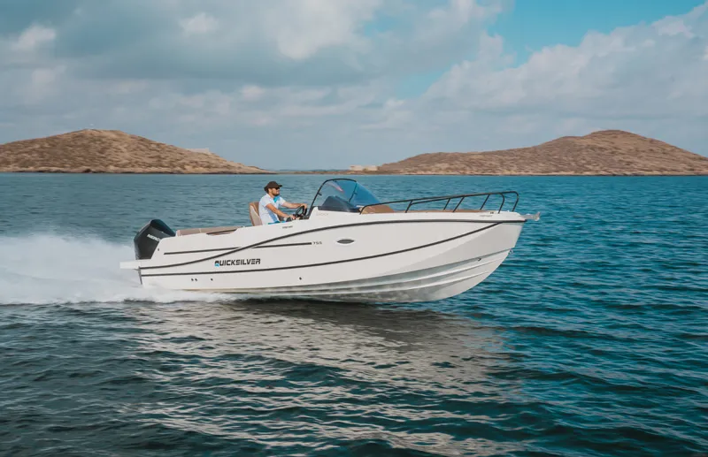 Quicksilver Activ 755 Sundeck