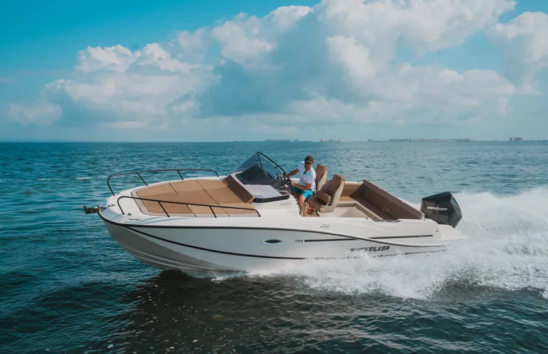 Quicksilver Activ 755 Sundeck