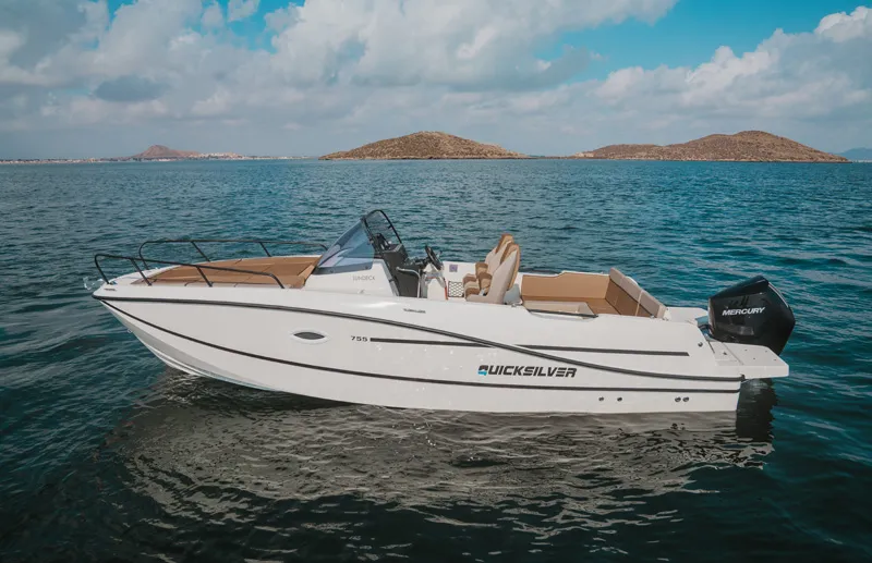 Quicksilver Activ 755 Sundeck