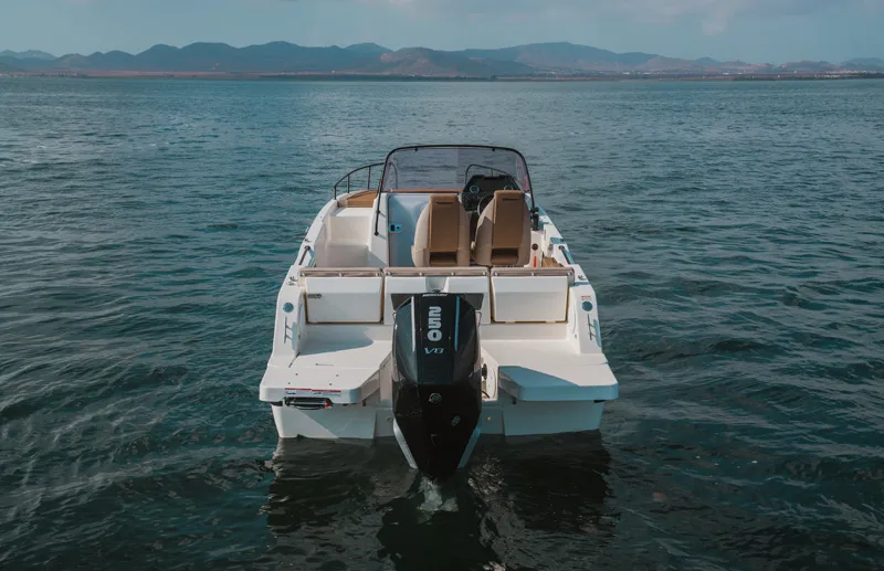 Quicksilver Activ 755 Sundeck