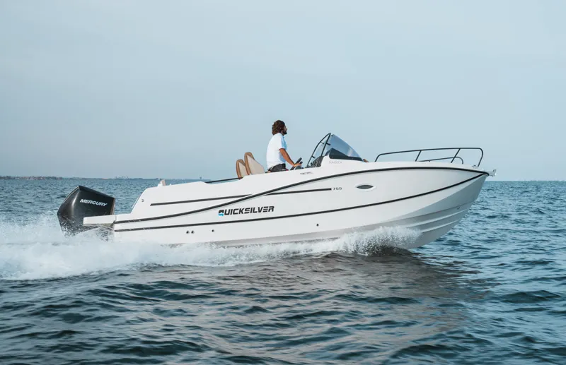 Quicksilver Activ 755 Sundeck
