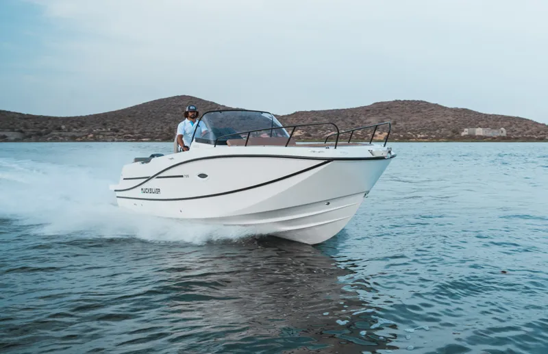 Quicksilver Activ 755 Sundeck