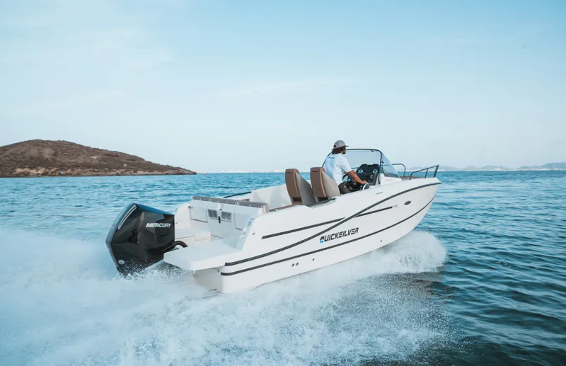 Quicksilver Activ 755 Sundeck